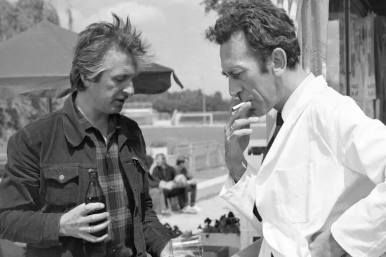 kadr z serialu Czterdziestolatek