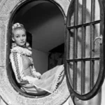 kadr z filmu Panienka z okienka