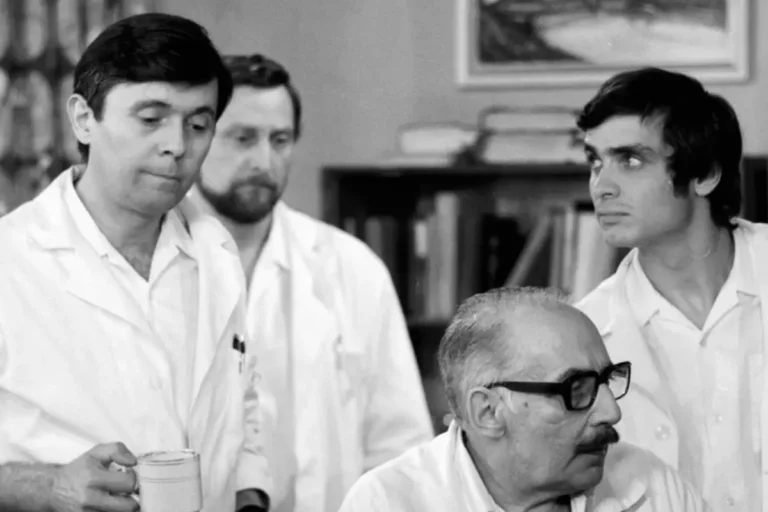 kadr z serialu Szpital na peryferiach