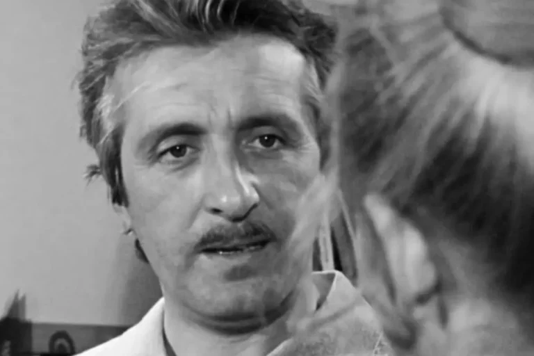 Kadr z serialu Czterdziestolatek