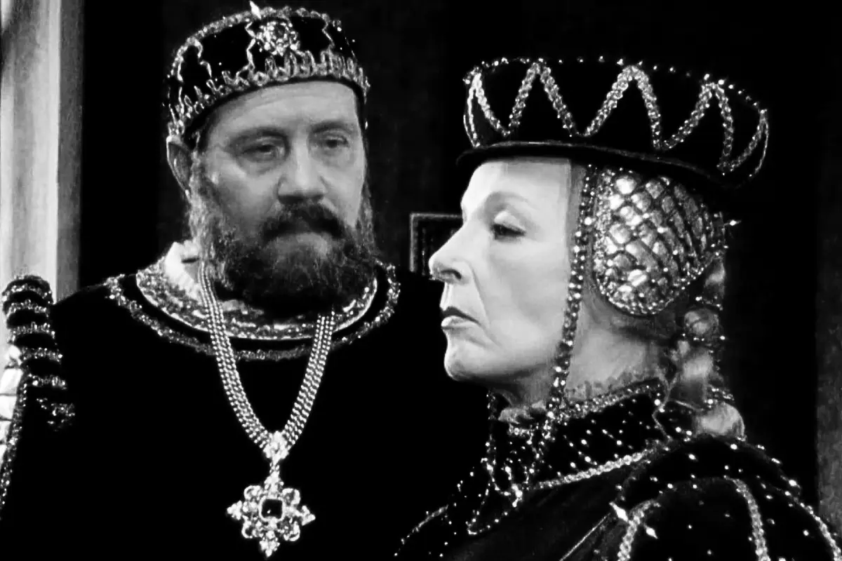 Kadr z serialu Królowa bona