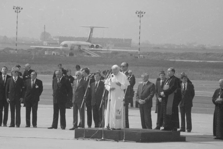 Powitanie papieża Jana Pawła II na lotnisku w Warszawie