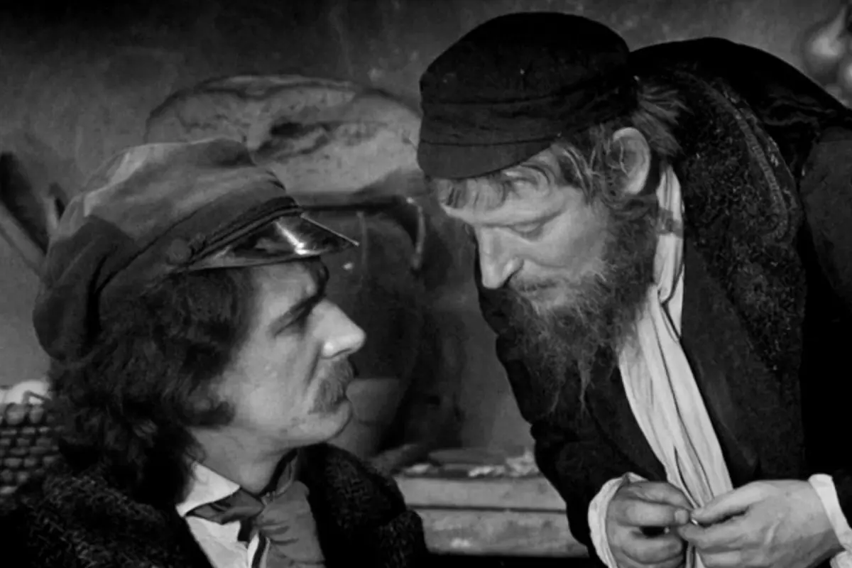 Kadr z serialu Zaklęty dwór