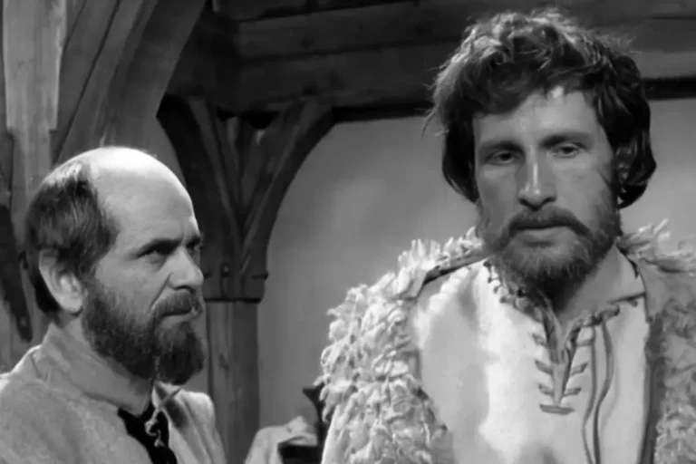 Kadr z serialu Przyłbice i kaptury