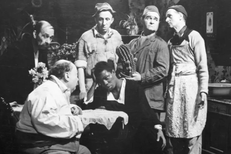 Kadr z filmu Cafe pod Minogą