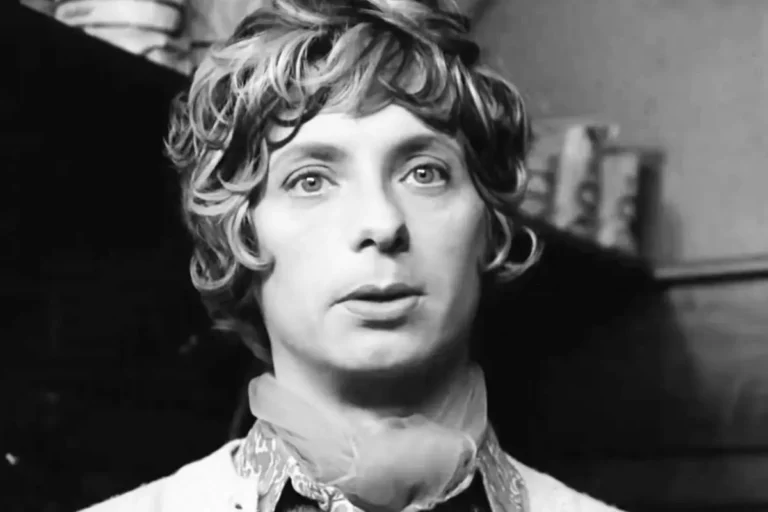 Kadr z filmu Poszukiwany, poszukiwana