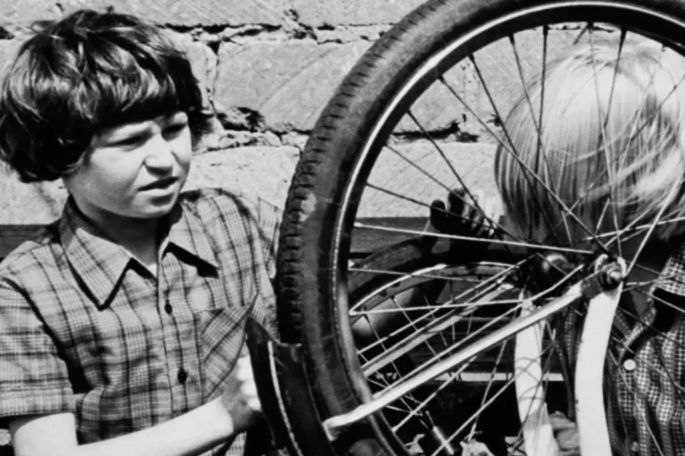 Kadr z serialu Siedem stron świata