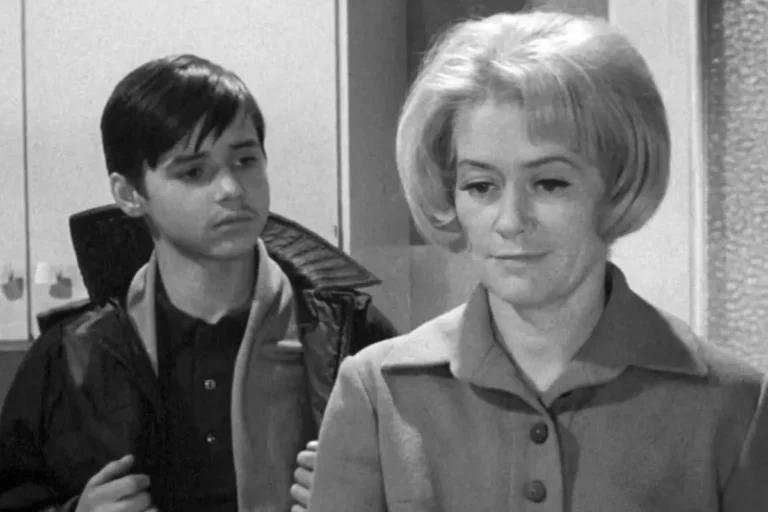 kadr z serialu Wojna domowa