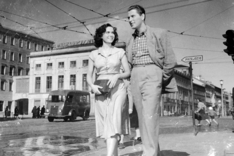 Kadr z filmu Przygoda na Mariensztacie