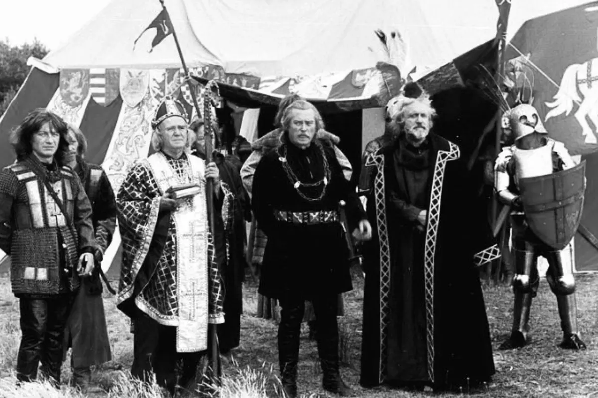 Kadr z serialu Przyłbice i kaptury