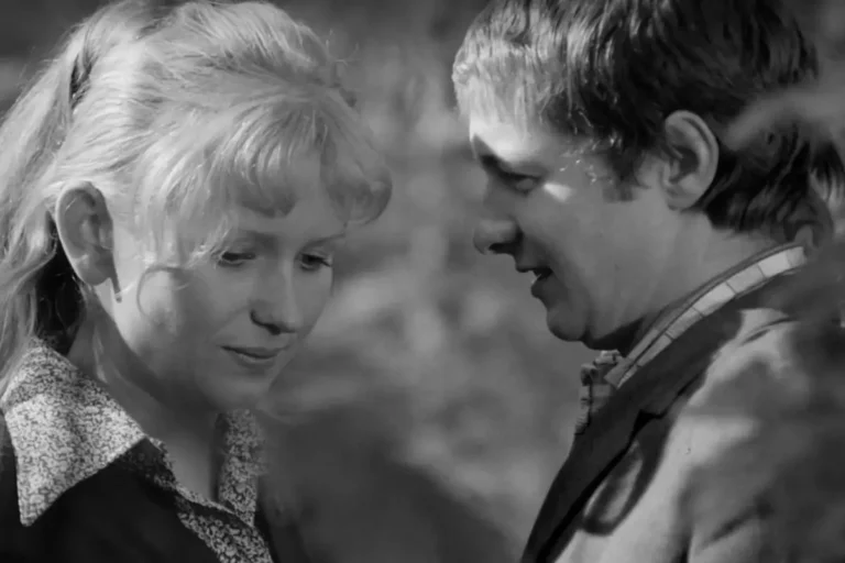 kadr z serialu Daleko od szosy