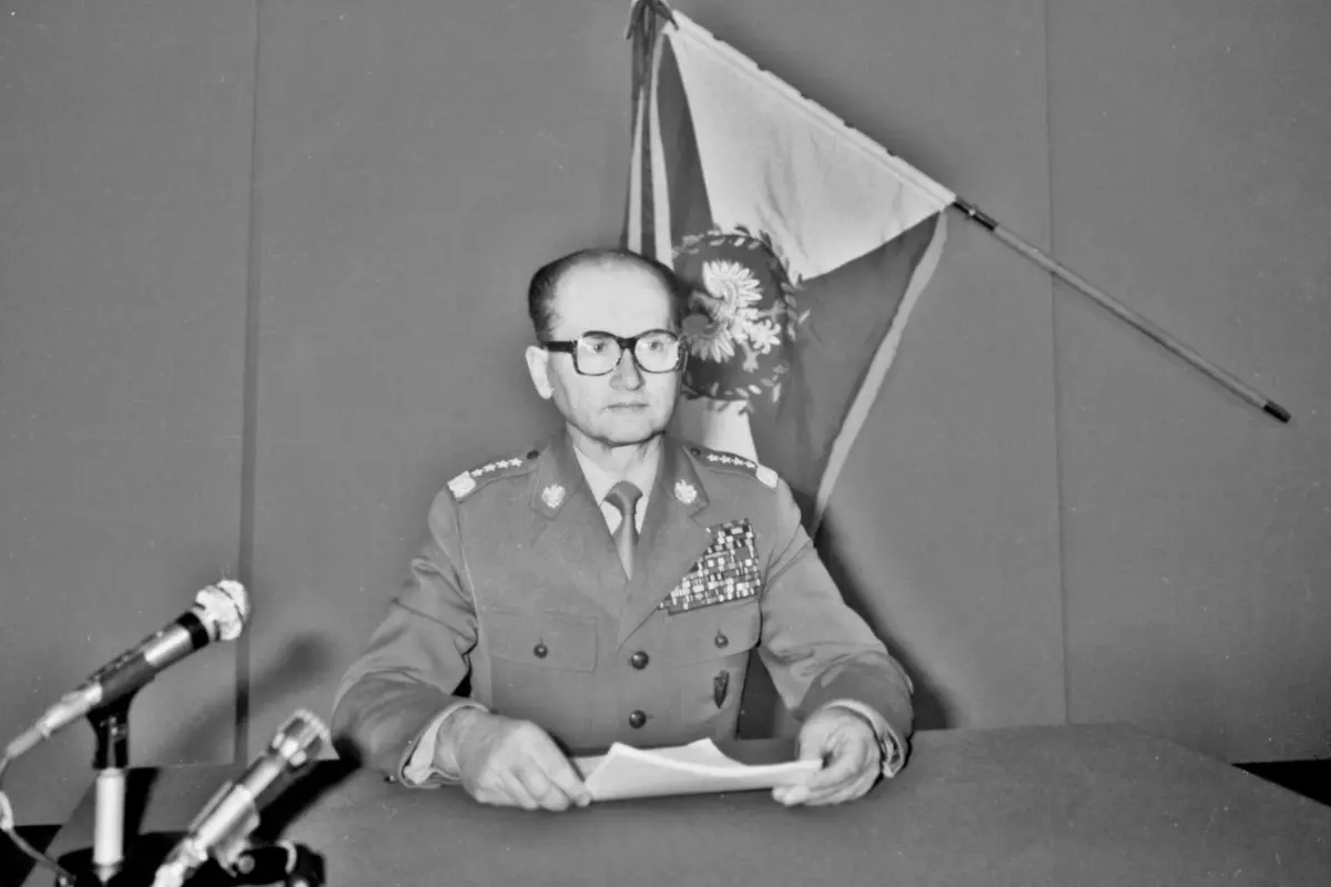 Wojciech Jaruzelski w studiu telewizyjnym 13 grudnia 1981 roku