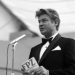 Stanisław Mikulski prowadzący Festiwal Piosenki Żołnierskiej w Kołobrzegu