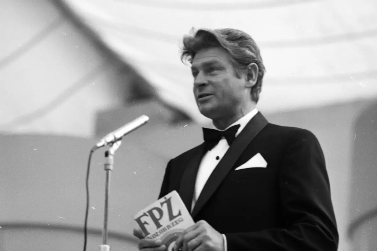 Stanisław Mikulski prowadzący Festiwal Piosenki Żołnierskiej w Kołobrzegu