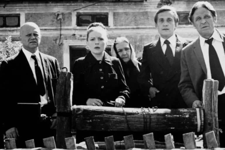 Kadr z W słońcu i w deszczu